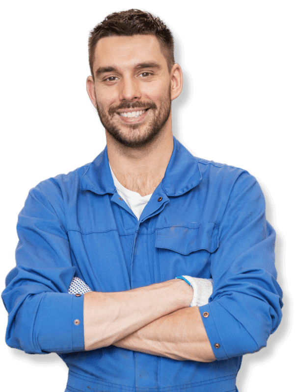 Operatore sorridente con tuta da lavora blu per rottamazione vetture