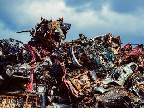 Cumulo di auto e veicoli rottamati in una discarica autorizzata