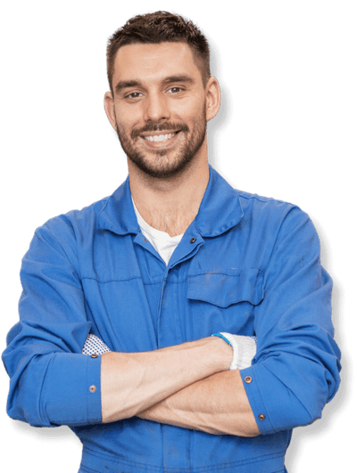 Operatore sorridente con tuta da lavora blu per rottamazione vetture