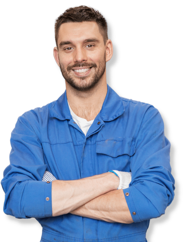 Operatore sorridente con tuta da lavora blu per rottamazione vetture