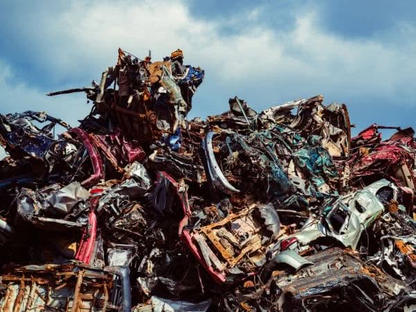Cumulo di auto e veicoli rottamati in una discarica autorizzata